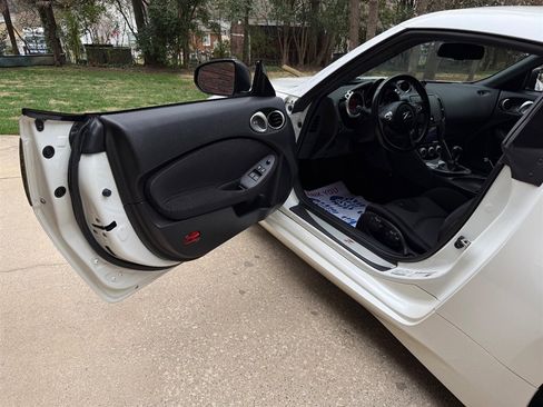 Used 2020 Nissan 370Z Coupe image 38
