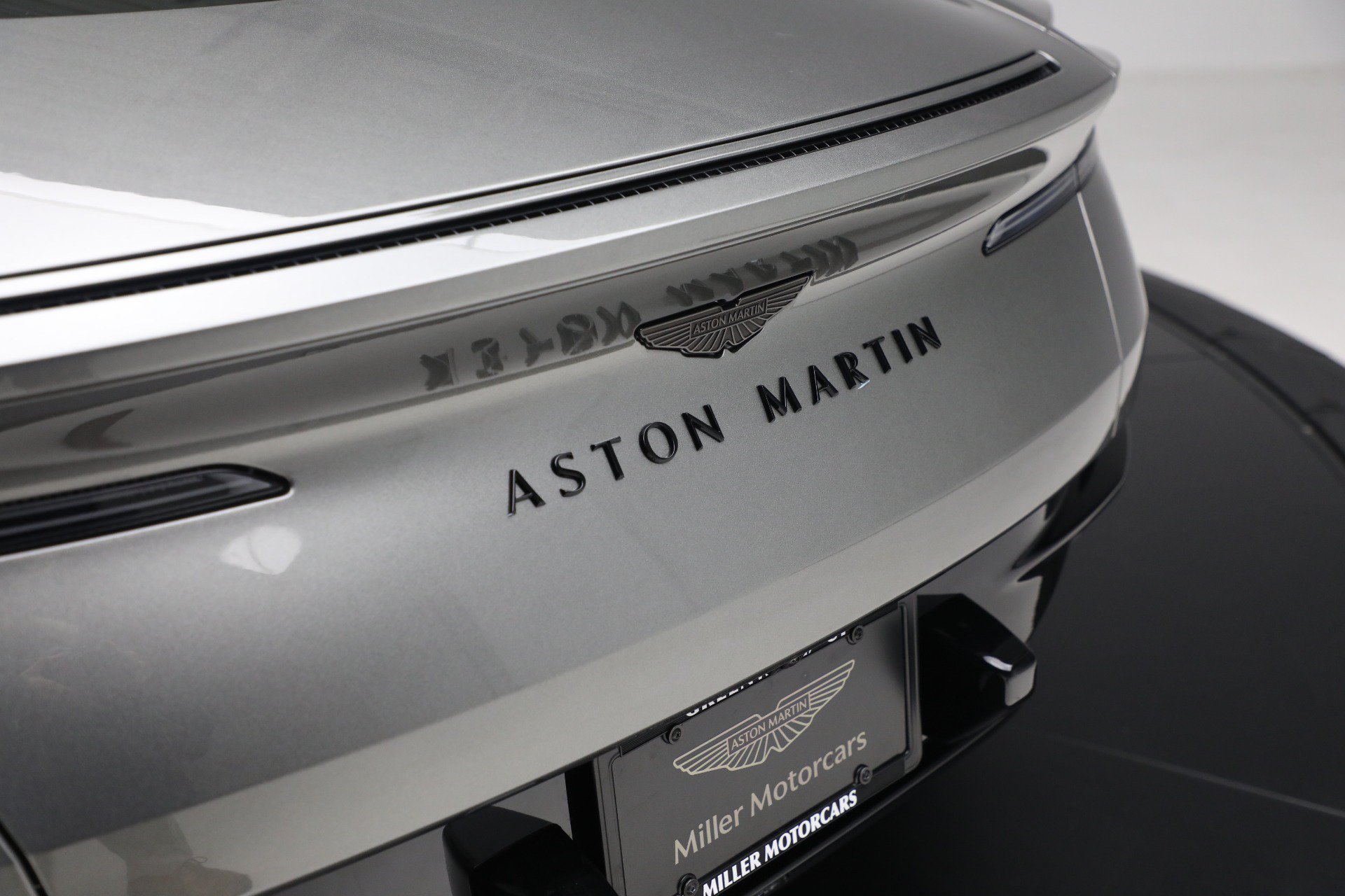 Used 2025 Aston Martin DB12 Coupe RWD image 32