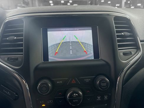 Used 2020 Jeep Grand Cherokee Laredo AWD/4WD image 22