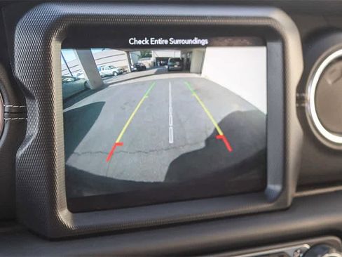 Used 2018 Jeep Wrangler Unlimited Sahara image 32