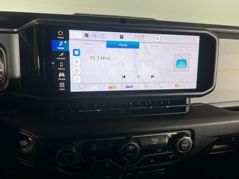 Used 2025 Jeep Gladiator Sport image 19