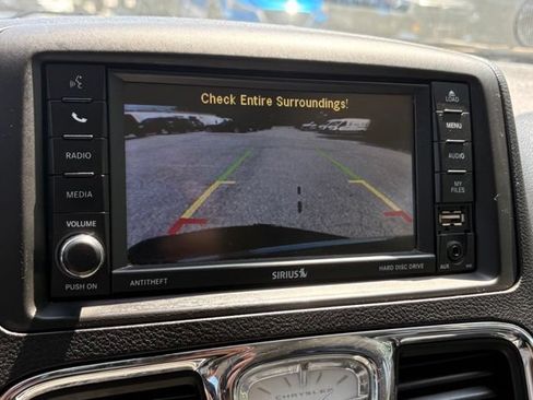 Used 2015 Chrysler Town & Country Limited Platinum FWD image 12