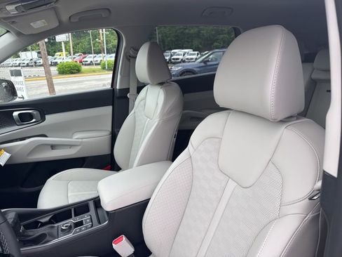 Used 2025 Kia Sorento S image 24
