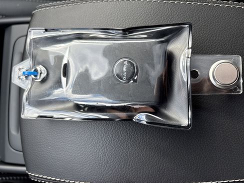 Used 2025 Volvo XC40 B5 Plus image 36