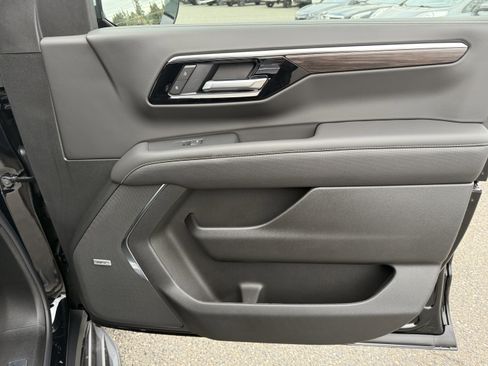 New 2025 Chevrolet Suburban Premier image 7