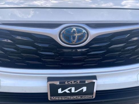 Used 2021 Toyota Highlander LE FWD image 31