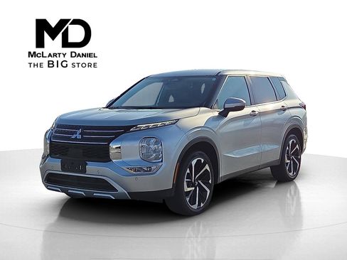 Used 2024 Mitsubishi Outlander SE image 2