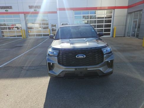 Used 2025 Ford Explorer ST-Line image 2