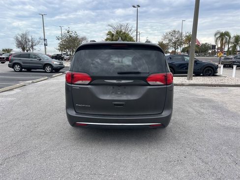 Used 2019 Chrysler Pacifica Touring-L image 10