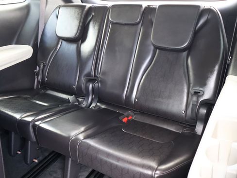 Used 2023 Kia Carnival LX image 23