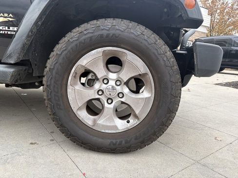 Used 2015 Jeep Wrangler Unlimited Sahara w/ Connectivity Group image 11