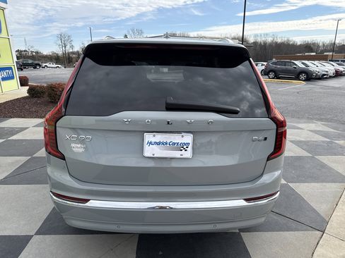 Used 2025 Volvo XC90 B6 Plus image 9
