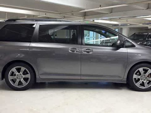 Used 2018 Toyota Sienna SE Premium FWD image 35