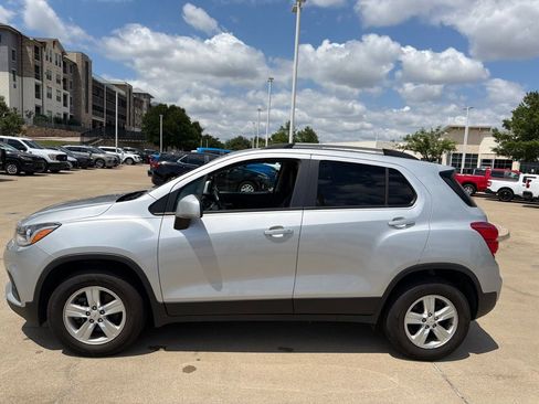 Used 2021 Chevrolet Trax LT w/ Driver Confidence Package AWD/4WD image 3