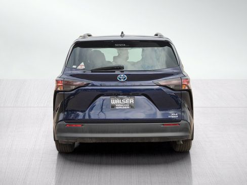 Used 2023 Toyota Sienna XLE FWD image 4