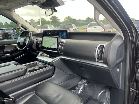Used 2025 Ford Expedition Platinum AWD/4WD image 16