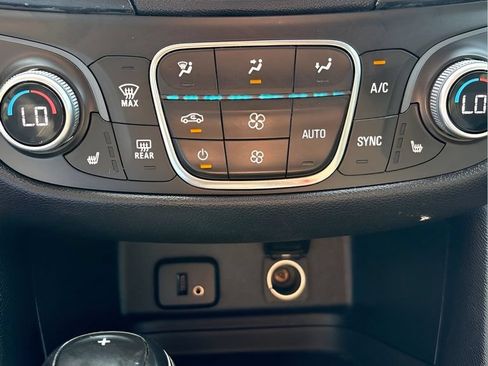 Used 2018 Chevrolet Equinox LT FWD image 27