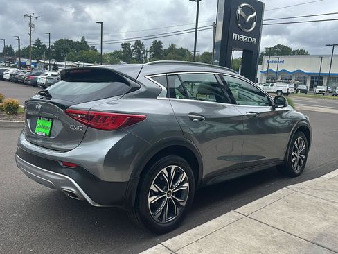 Used 2017 INFINITI QX30 Premium AWD/4WD image 8