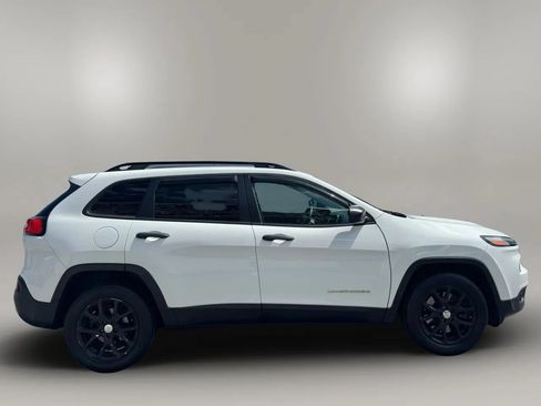 Used 2016 Jeep Cherokee Sport FWD image 4