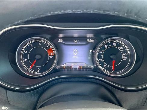 Used 2019 Jeep Cherokee Limited w/ Luxury Group FWD image 10