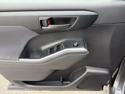 Certified 2025 Toyota Highlander LE FWD image 19