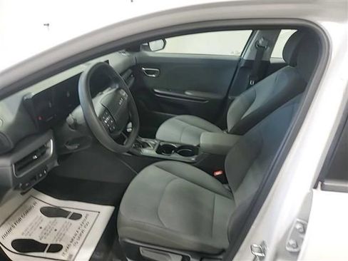 Used 2025 Kia K4 LXS image 11