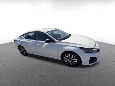 Used 2025 Nissan Altima 2.5 SV FWD image 2
