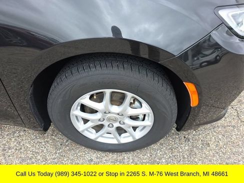 Used 2023 Chrysler Pacifica Touring-L FWD image 8