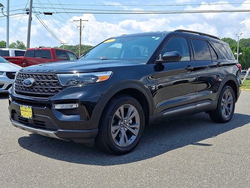 Used 2022 Ford Explorer XLT w/ Equipment Group 202A AWD/4WD image 3