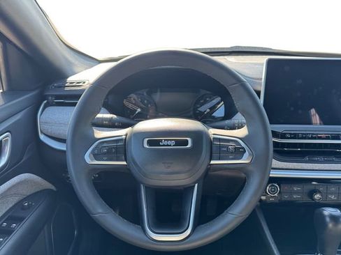 Used 2023 Jeep Compass Latitude image 12