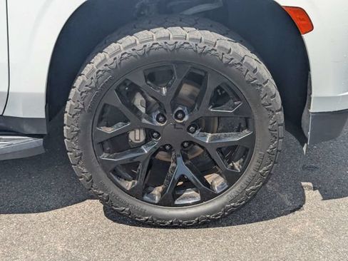 Used 2021 Chevrolet Suburban LT RWD image 11