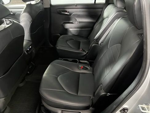 Used 2020 Toyota Highlander XLE image 19