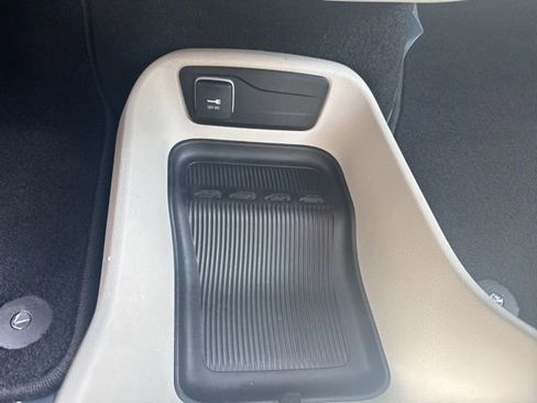 Used 2018 Chrysler Pacifica L FWD image 23
