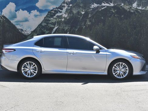 Certified 2018 Toyota Camry XLE FWD image 2
