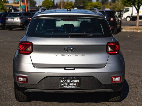 Used 2024 Hyundai Venue SEL image 9