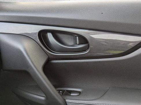 Used 2020 Nissan Rogue S image 9