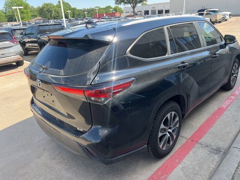 Used 2024 Toyota Highlander XLE FWD image 7