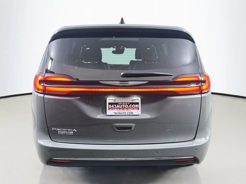 Used 2025 Chrysler Pacifica Select FWD image 6