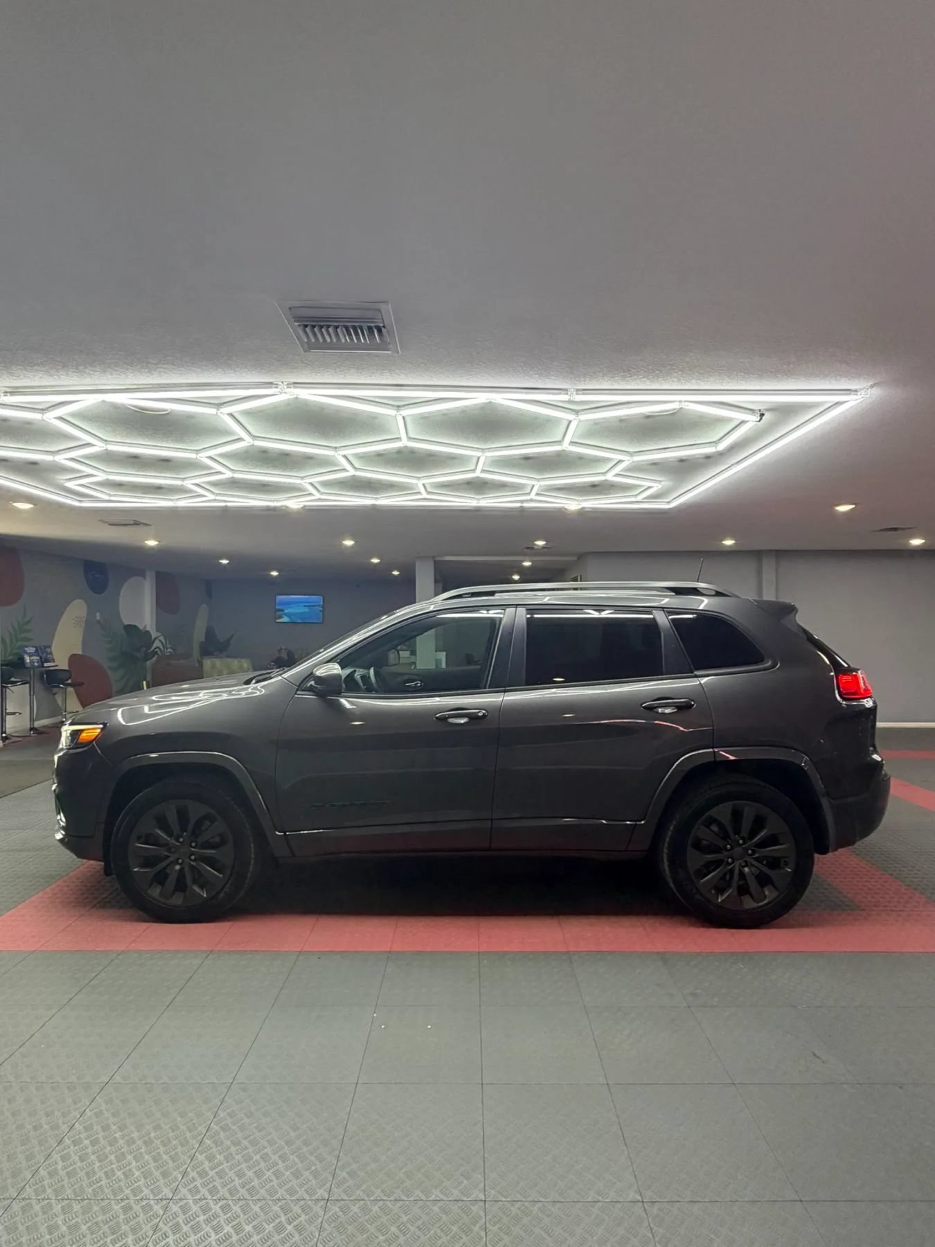 Used 2019 Jeep Cherokee High Altitude AWD/4WD image 4