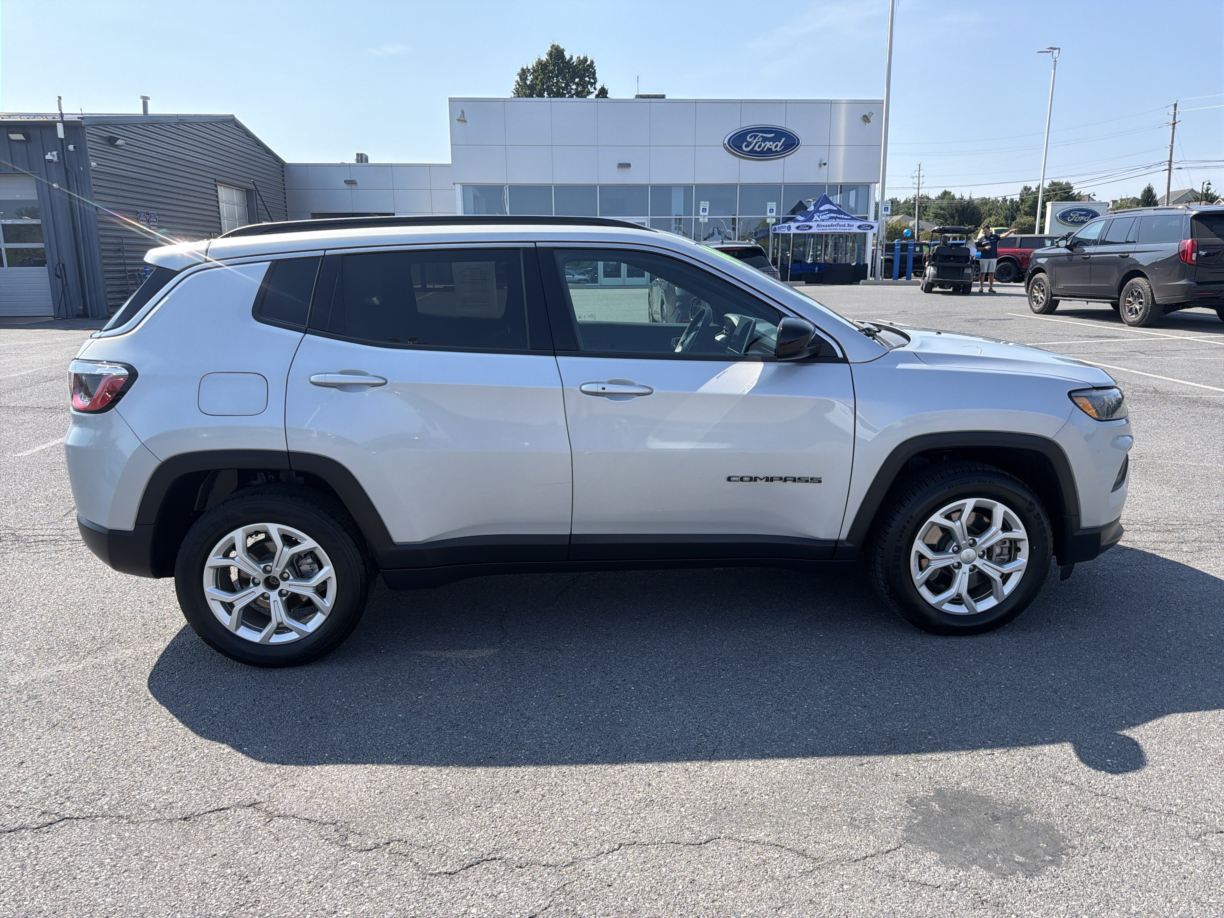 Used 2024 Jeep Compass Latitude AWD/4WD image 2