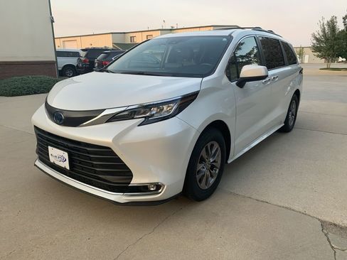 Used 2022 Toyota Sienna XLE image 7