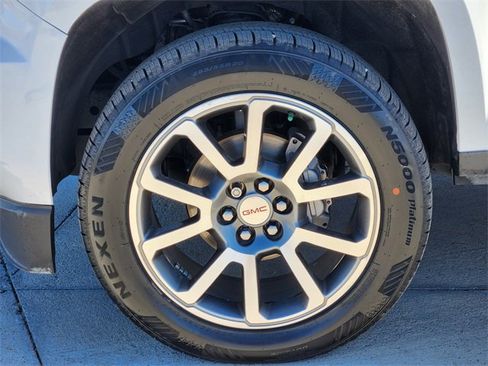 Used 2020 GMC Canyon Denali image 8