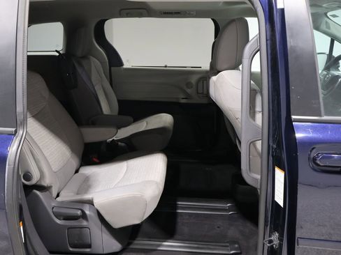 Used 2021 Toyota Sienna LE image 19