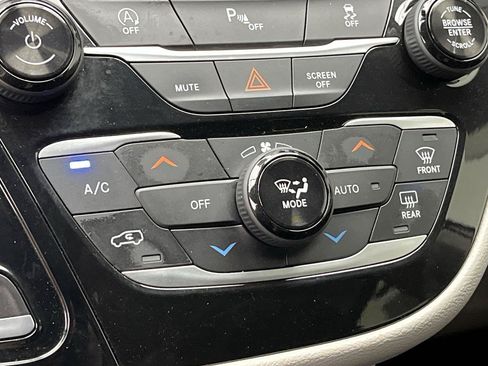 Used 2018 Chrysler Pacifica Touring Plus FWD image 19