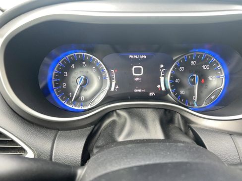 Used 2022 Chrysler Pacifica Touring-L image 28