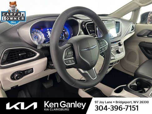 Used 2023 Chrysler Pacifica Touring-L AWD/4WD image 10