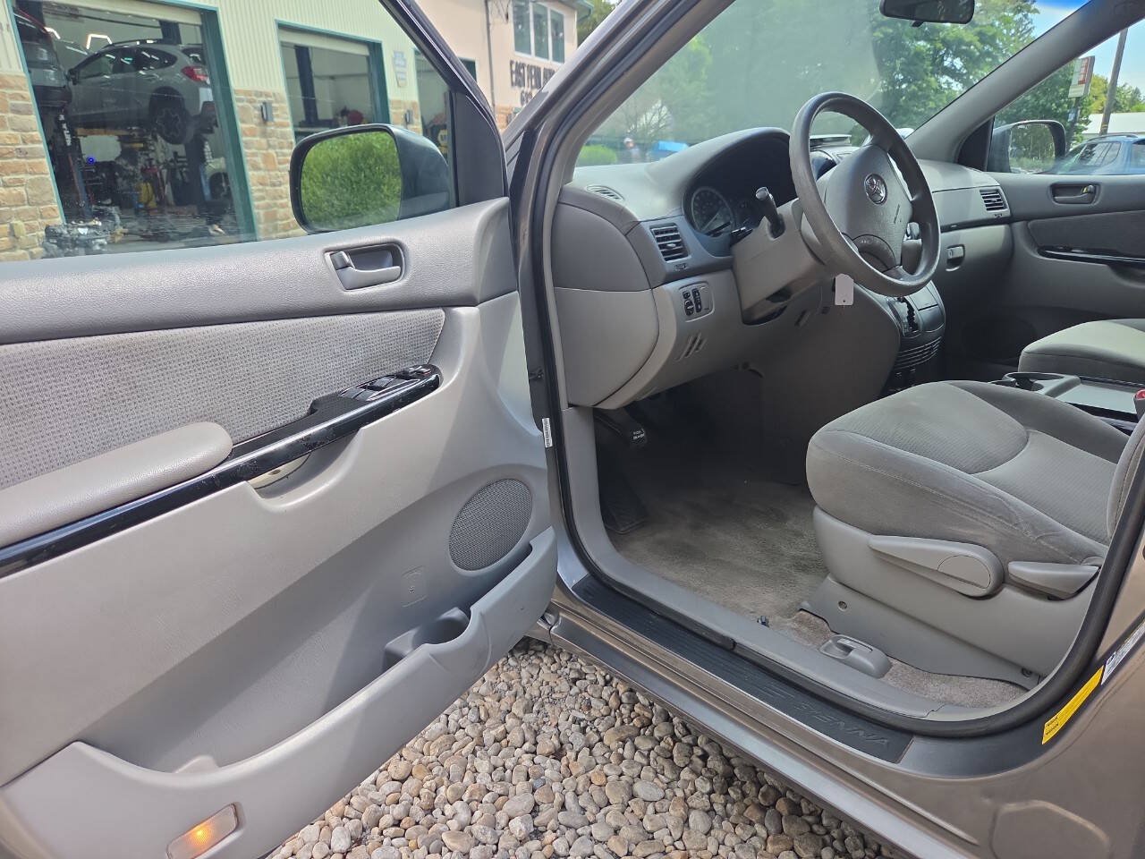 Used 2005 Toyota Sienna LE w/ LE Pkg 5 FWD image 14