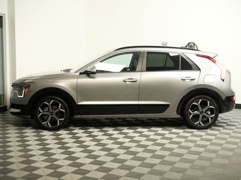 Used 2023 Kia Niro SX Touring image 5