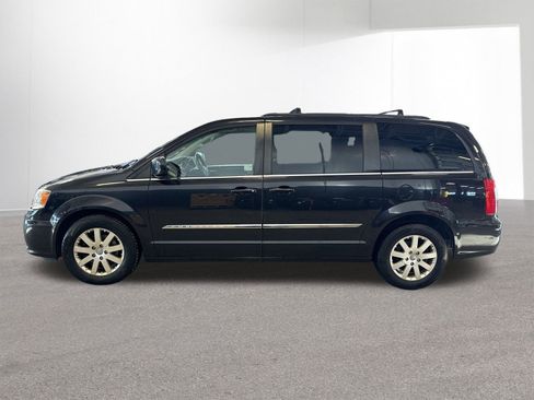 Used 2014 Chrysler Town & Country Touring image 28