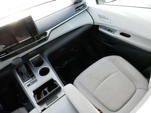 Used 2025 Toyota Sienna LE image 11